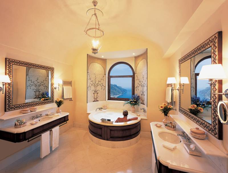 Marble and boiserie in the superb bathrooms. The bathroom of an Exclusive Suite