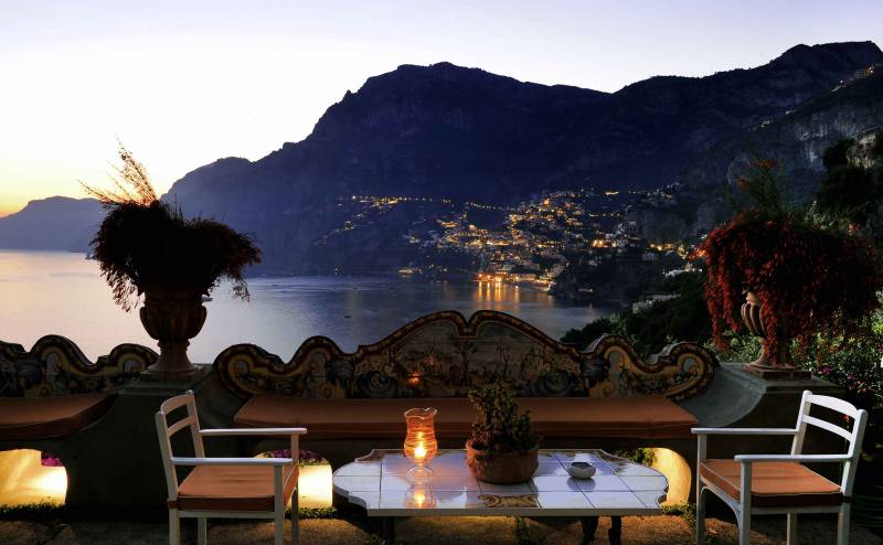 Private terrace overlooking the bay of positano where you can enjoy a cocktail
